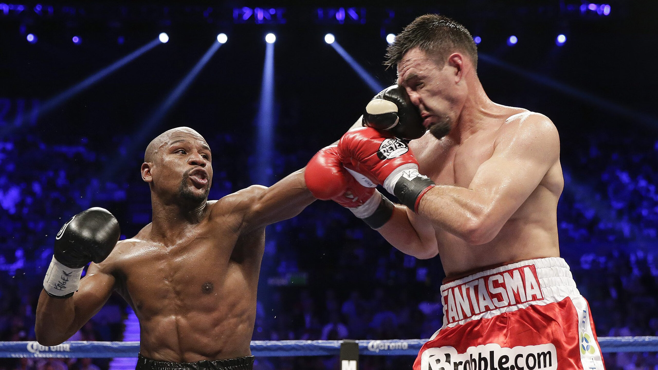 开云体育中国-年度焦点之战之夜,范弗利特攻防两端统治,小身躯撑起大格局